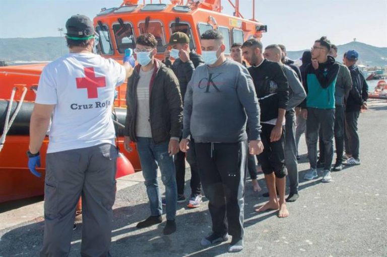 El Ayuntamiento traslada a los 24 inmigrantes ilegales magrebíes del CATE de Motril a Torremolinos (Málaga)