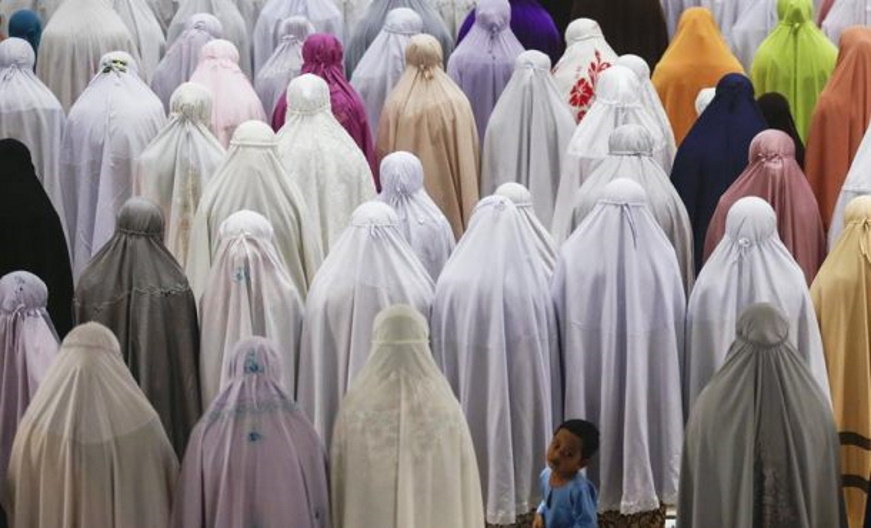 FOTOGRAFÍA. MUNDO, 26.05.2017. Mujeres islamistas durante rezo de medianoche. Efe