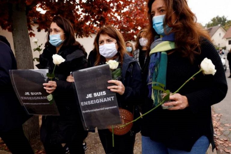 Un inmigrante (refugiado) decapita a un profesor en Francia y exhibe su cabeza en redes sociales