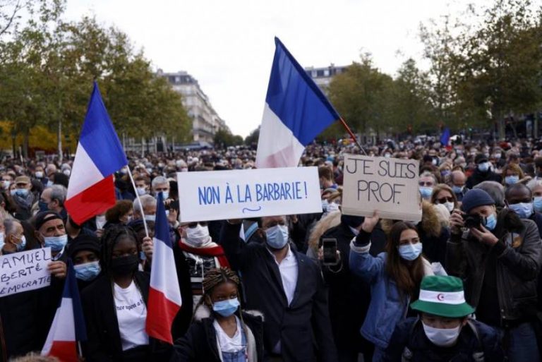 Francia protesta a gritos de «Je suis prof» por el profesor decapitado por un refugiado (inmigrante)