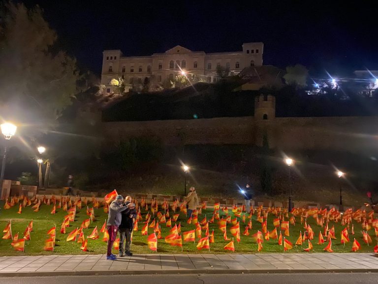 Toledo amanece rindiendo homenaje a los «60.000 fallecidos» por covid 19 en España