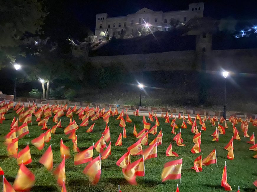 FOTOGRAFÍA. PASEO DE RECAREDO DE TOLEDO (CASTILLA LA-MANCHA) ESPAÑA, 25.10.2020.Las víctimas del covid 19 recuerdan a los fallecidos por covid 19 en España con 60 mil banderas. Ñ Pueblo (2)
