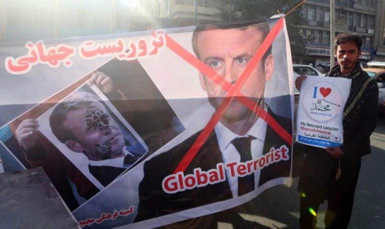 Multitudinarias protestas de musulmanes contra Francia: «instamos a boicotear los productos franceses»