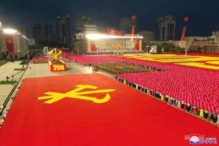 Desfile del 75 aniversario del Partido único de Corea del Norte del comunista Kim Jong-un