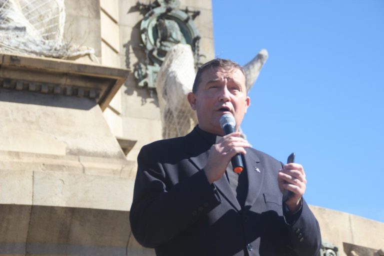 FOTOGRAFÍA. PLAZA DE LA PAZ DE BARCELONA (BARCELONA) CATALUÑA (ESPAÑA), 12.10.2020. El padre Custodio Ballester Bielsa. Cataluña festeja la fiesta nacional del Reino de España con tres marchas hasta la Plaza del Portal de la Paz de Barcelona, junto al Monumento al descubridor español Cristóbal Colón, una concentración y una ofrenda floral a Colón en homenaje a España y su historia, que ha hecho de ella unas de las grandes naciones del Planeta Tierra. Lasvocesdelpueblo (Ñ Pueblo).