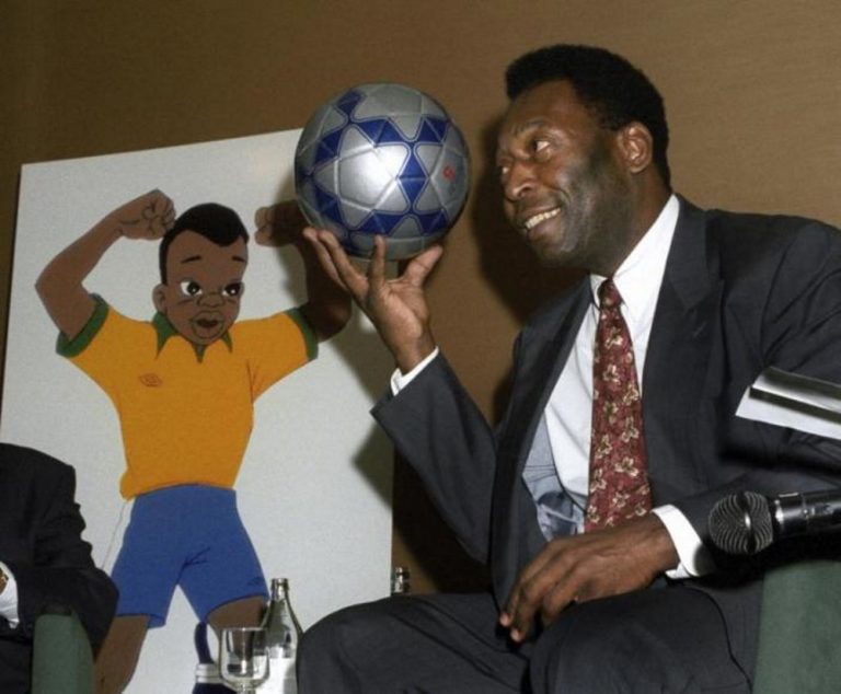 Pelé es operado de un tumor en el colón y asegura que está «muy bien»