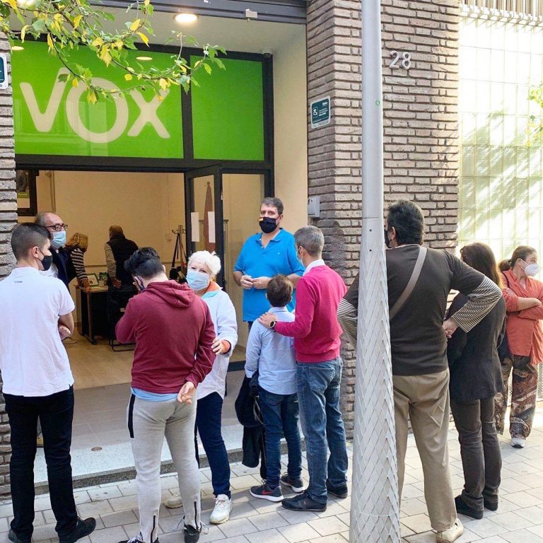 Cola de catalanes entre ellos «votantes de Podemos» en la sede de VOX para afiliarse tras la moción de censura 