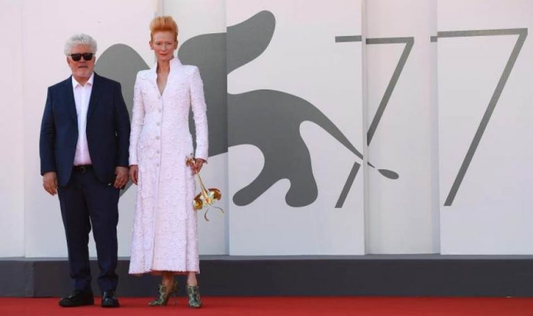 El millonario Almodóvar apoya indirectamente al Gobierno de Pablo Iglesias y Pedro Sánchez