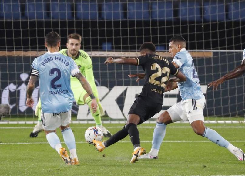 FOTOGRAFÍA. VIGO (ESPAÑA), 01.10.2020. Ansu Fati (c), dispara para marcar el 0-1 durante el encuentro de la cuarta jornada de La Liga Santander entre el Celta de Vigo y el FC Barcelona. Efe