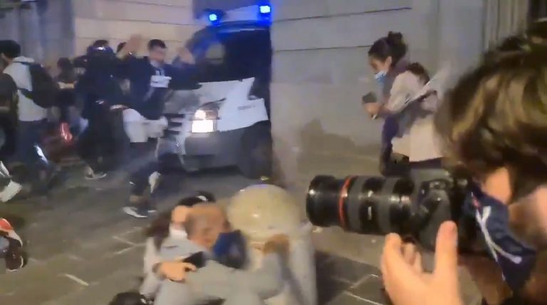 El pueblo español advierte a los policías de su «obediencia debida» al «estado de abuso» de Sánchez e Iglesias