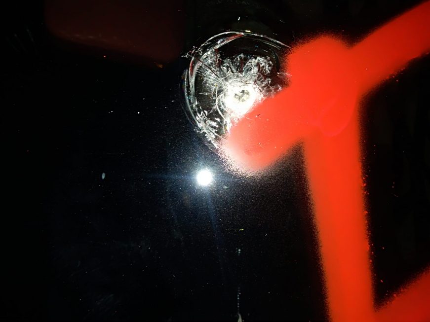 ESPAÑA, 08.11.2020. «Esta noche tres ratas encapuchadas han atacado el negocio de mi madre y de mi hermana apedreando... Ñ Pueblo (3)