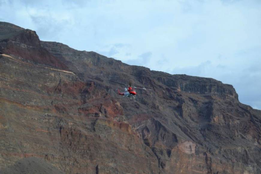 FOTOGRAFÍA, VALLEHERMOSO (CANARIAS) ESAPAÑA, 14.11.2020. Un helicóptero de Emergencias trabaja en la localización de posibles víctimas tras el desprendimiento. Efe