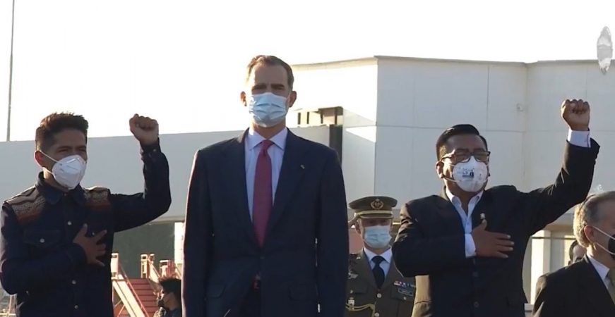 FOTOGRAFÍA. AEROPUERTO INTERNACIOONAL «EL ALTO» (ESTADO PLURINACIONAL DE BOLIVIA) 07.11.2020. Su Majestad el Rey Felipe VI de España (c). Ñ Pueblo