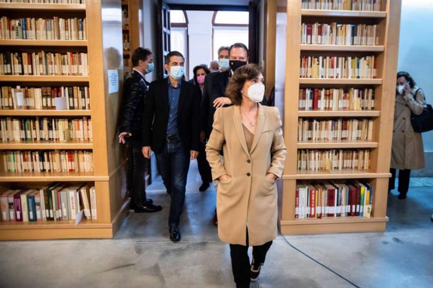 FOTOGRAFÍA. ALCALÁ DE HENARES (ESPAÑA), 09.11.2020. La secretaria de Igualdad del PSOE y vicepresidente primera del Gobierno, Carmen Calvo (d). Efe