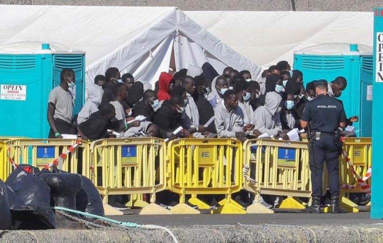 Advierten de que es insostenible la situación de los inmigrantes: «España no puede»