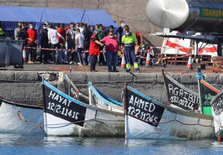 Llegan a España 600 inmigrantes ilegales en 12 pateras que desbordan Arguineguín