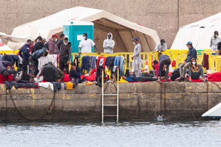 230 inmigrantes ilegales llegan a España a bordo de 5 pateras