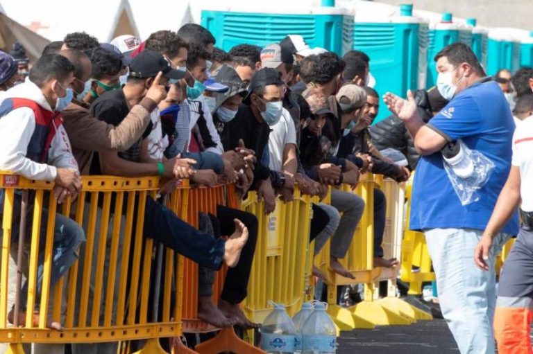 FOTOGRAFÍA. ARGUINEGUÍN (ESPAÑA), 24 DE NOVIEMBRE DE 2020. Un grupo de inmigrantes en el muelle de Arguineguín (Gran Canaria) este lunes. Efe
