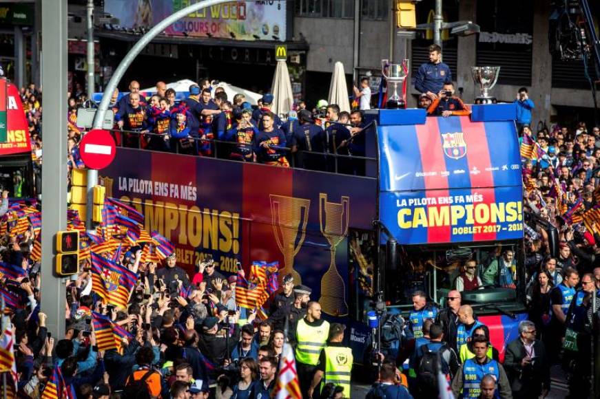 FOTOGRAFÍA. BARCELONA, AÑO 2018. El autobús con los jugadores del Barcelona durante la rúa de celebración de su vigésimo quinto título de liga en 2018. Efe