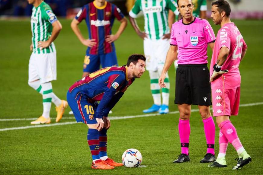 FOTOGRAFÍA. BARCELONA (ESPAÑA), 07.11.2020.El delantero argentino del Barcelona Leo Messi, en el punto de penalti junto al portero chileno del Betis Claudio Bravo. Efe