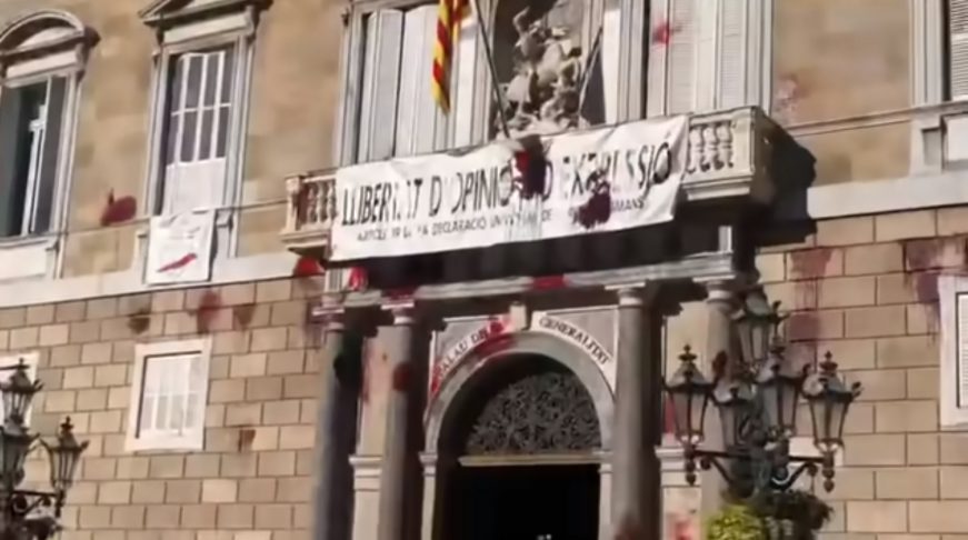 FOTOGRAFÍA. BARCELONA (ESPAÑA), 08.11.2020. El pueblo inicia su revolución contra los regímenes totalitarios que han decidido cumplir el estado de alarma. Ñ pueblo (3)