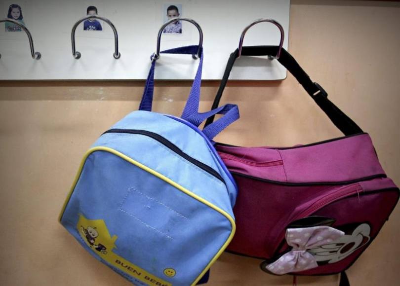 FOTOGRAFÍA. BARCELONA (ESPAÑA), 23.11.2020. Dos mochilas escolares en una de las aulas de la Comunidad autónoma de Cataluña. Efe