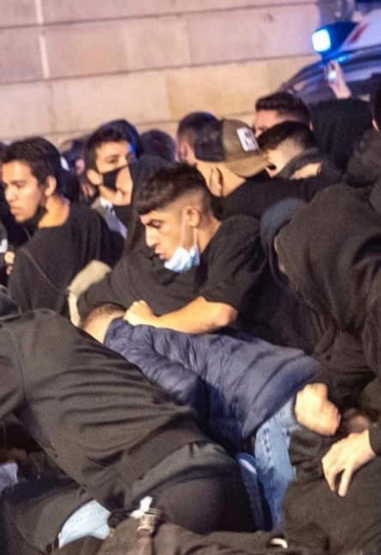 FOTOGRAFÍA. BARCELONA (ESPAÑA), 30.10.2020. El TC admite impugnación del Gobierno y suspende el Acuerdo de Canarias sobre Menores Extranjeros No Acompañados. Varios Menores Extranjeros No Acompañados (MENAS) y el resto de la inmigración ilegal magrebíes, tal y como muestran las imágenes, difundidas en redes sociales masivamente, son aquella «ultraderecha» o «extrema derecha», así denunciaron en un primer momento, tras los altercados del viernes, 30 de octubre, el Consejero de Interior del Gobierno en funciones de la Generalidad de Cataluña del vicepresidente Pere Aragonés (ERC), y el vicepresidente Segundo del Gobierno socialcomunista de España, Pablo Manuel Iglesias Turrión, este último cargando duramente contra los manifestantes pacíficos de las protestas en varias Comunidad autónoma de España, principalmente en Logroño, Barcelona, Bilbao. Lasvocesdelpueblo (Ñ Pueblo)