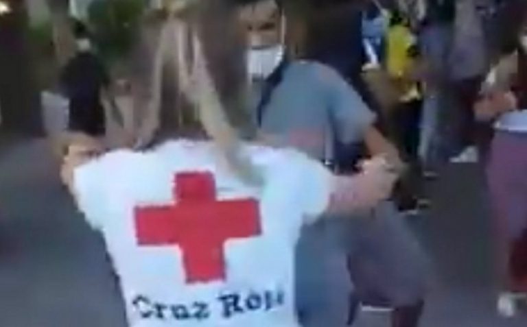 FOTOGRAFÍA. CANARIAS (ESPAÑA), NOVIEMBRE DE 2020. El personal de la Cruz Roja festeja con los inmigrantes ilegales su llegada a España en los hoteles tres estrellas de Canarias. Lasvocesdelpueblo (Ñ Pueblo)