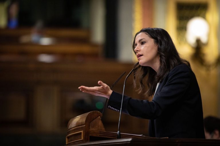 Arrimadas a Pablo Iglesias y Sánchez: «Aquí hay una mano tendida»