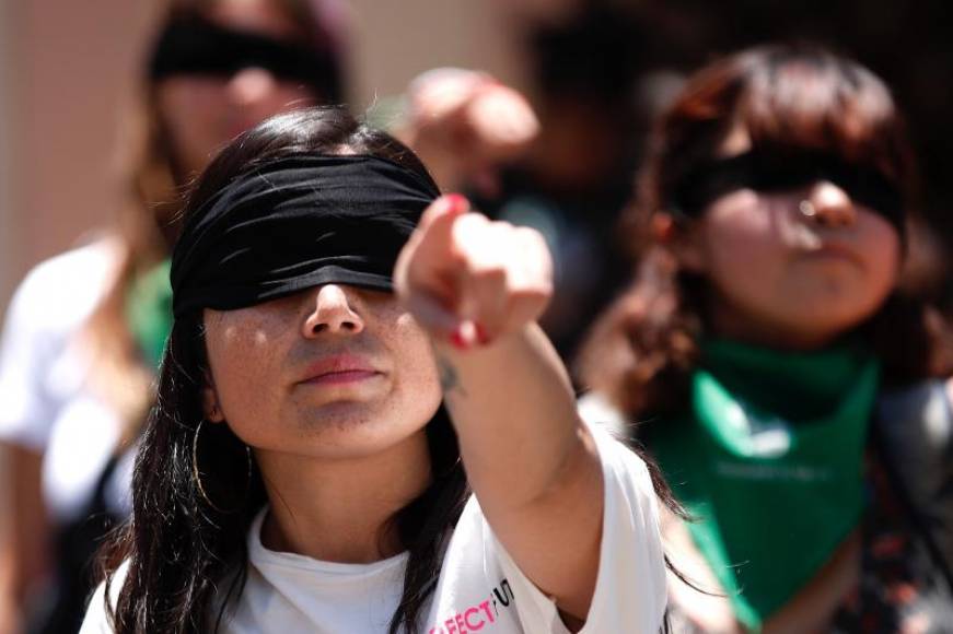 FOTOGRAFÍA. ESPAÑA, AÑO 2020. Una joven participa en una coreografía de la canción «Un violador en tu camino». Efe