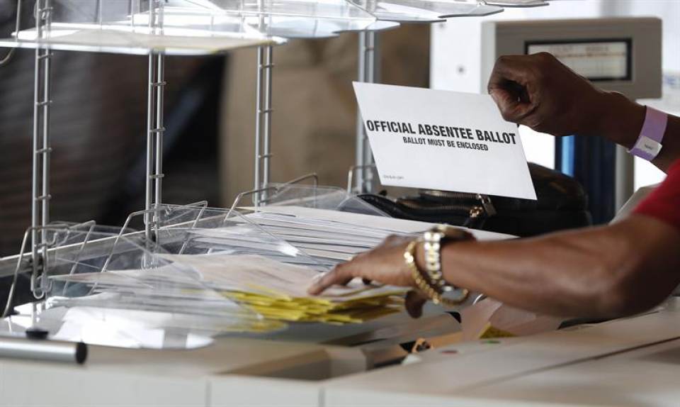 FOTOGRAFÍA. GEORGIA (EEUU), 05.11.2020. Un trabajador maneja el procesamiento y la verificación de votos en el Departamento de Elecciones y Registro. Efe