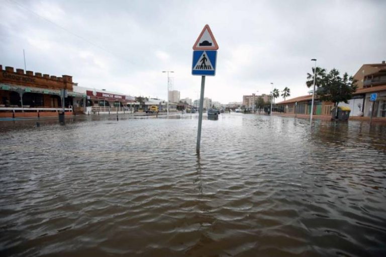 Inundaciones, desprendimientos de muros, cortes de carreteras y evacuación de personas en España