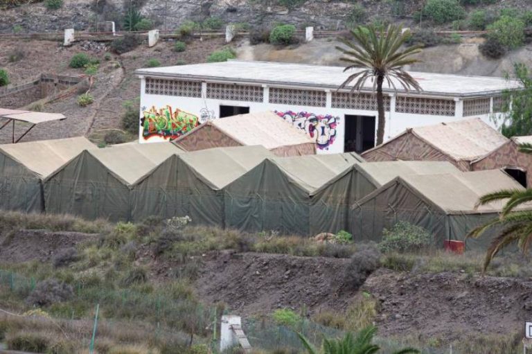 200 de los 2.301 inmigrantes ilegales de Arguineguín irán al Albergue del Ejército español
