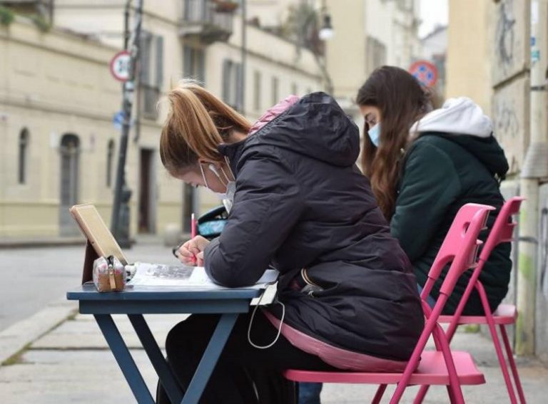 Estudiantes contra los cierres en Italia: «Quiero volver. Le dije al ministro que la escuela es un lugar seguro»