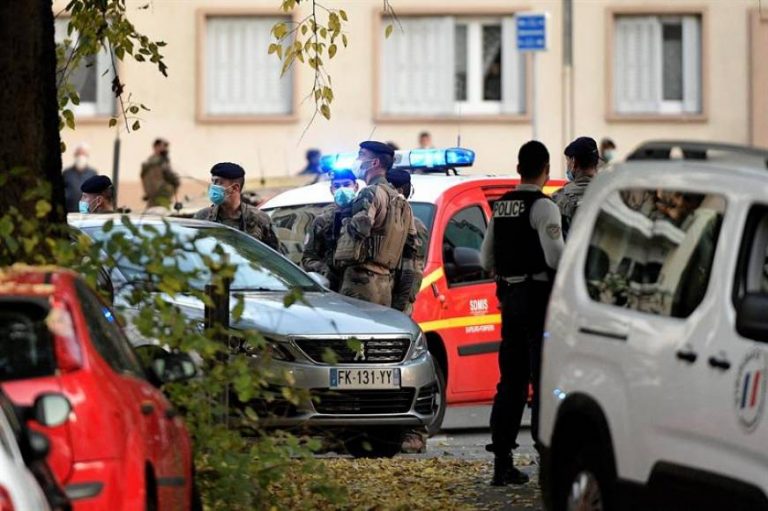 Un clérigo entre la vida y la muerte tras un ataque en Lyon (Francia): «no se descarta» terrorismo