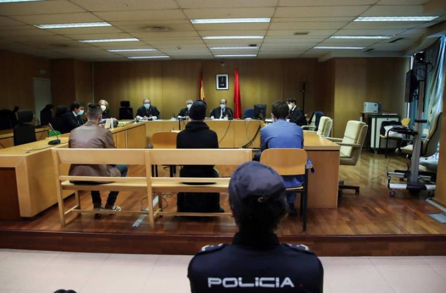 FOTOGRAFÍA. MADRID (ESPAÑA), 06.11.2020. Los tres acusados (c) comparecen ante el juez en la primera sesión de su juicio por los altercados ocurridos el 16 de octubre de 2019. Efe