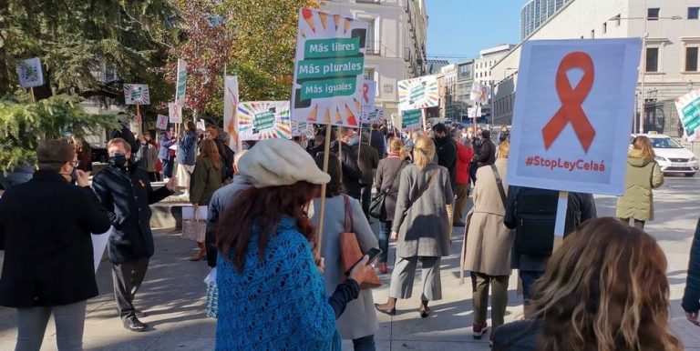 Comunidad educativa contra el Gobierno del PSOE y Podemos por prohibir el español en España
