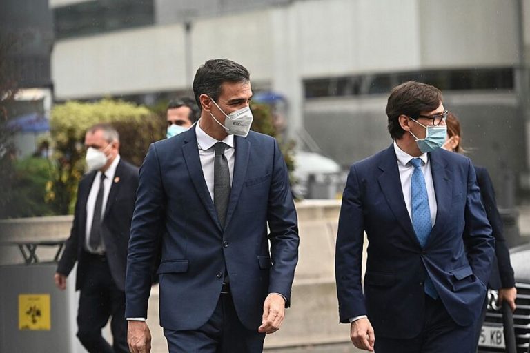 Sánchez increpado con gritos de «fuera, fuera»