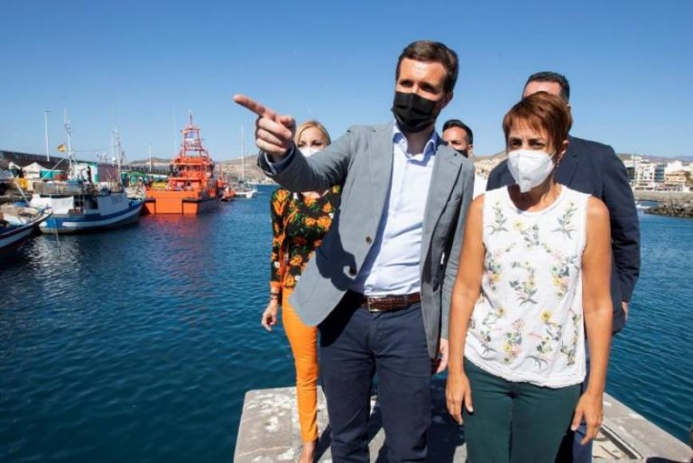 Casado (PP) desde Mogán (Canarias): «Los inmigrantes llegan en situaciones muy duras»