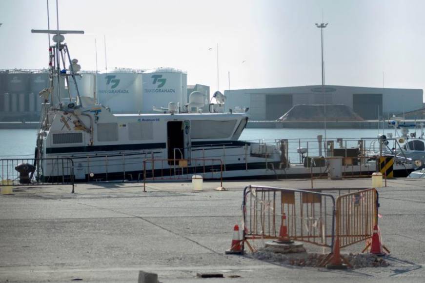 FOTOGRAFÍA. MOTRIL (ESPAÑA), 15.11.2020. Miembros del Servicio Marítimo de la Guardia Civil trasladan este domingo al Puerto de Motril (Granada). Efe