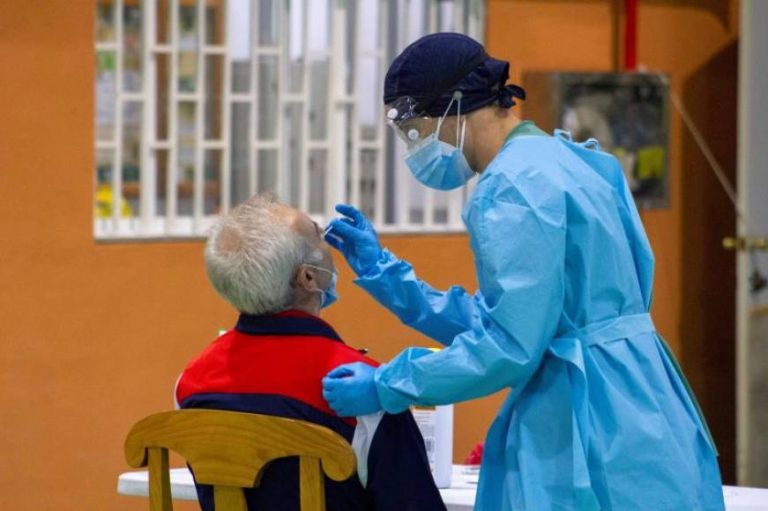 Sanidad notifica 369 muertos por covid en España
