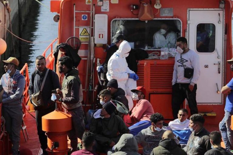 106 inmigrantes ilegales magrebíes llegan a Murcia (España): tras los PCR serán alojados en hoteles