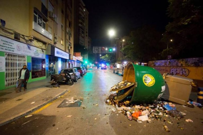 La gente se levanta en Huelin (Málaga) contra el estado de alarma de 6 meses de Sánchez e Iglesias