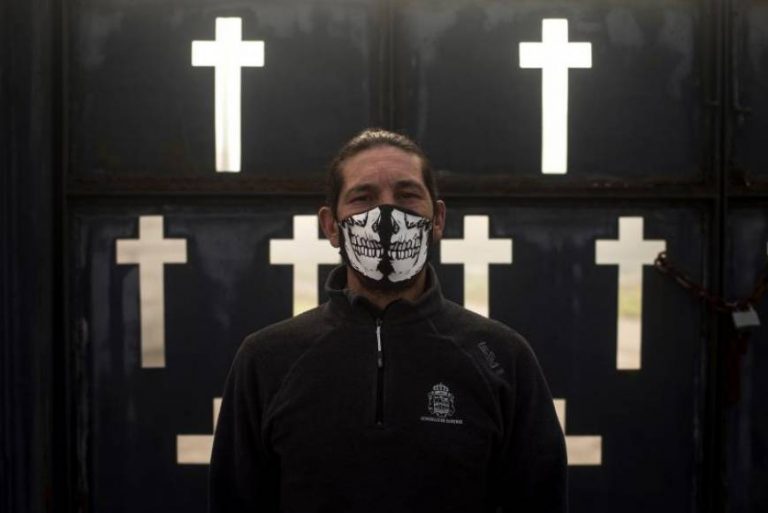 Enterrador: Ahora hay más empleados que parientes en un entierro en España