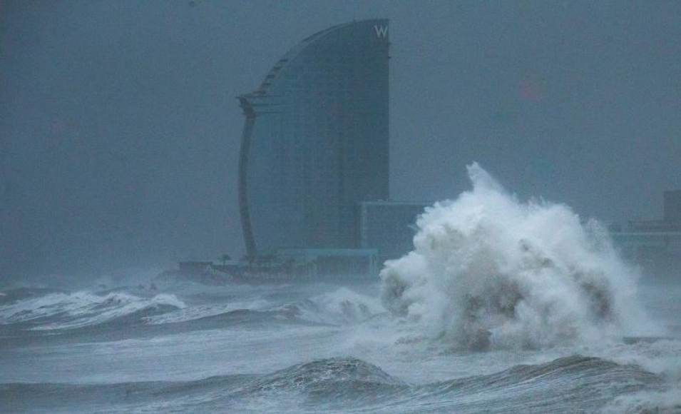 FOTOGRAFÍA. PLAYA DE LA BARCELONETA (CIUDAD DE BARCELONA) ESPAÑA, 20.11.2020. Grandes olas en la playa de la Barceloneta. Efe