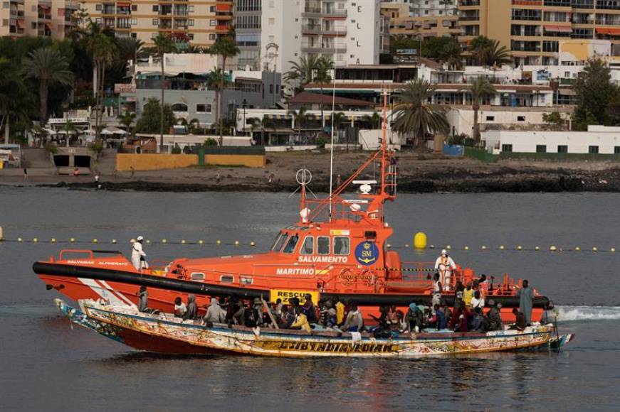 FOTOGRAFÍA. PUERTO LOS CRISTIANOS (TENERIFE) ESPAÑA, 05.11.2020. Un cayuco con inmigrantes ilegales a bordo llega al puerto de Los Cristianos, en el sur de Tenerife. Efe