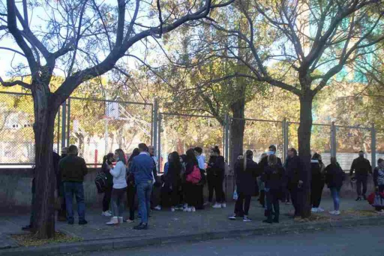 Familiares y amigos protestan en Sabadell por la agresión sexual de una niña en el IES Joan Sallares i Pla