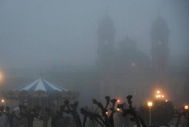 Nieblas extensas localmente persistentes y fuerte viento en España