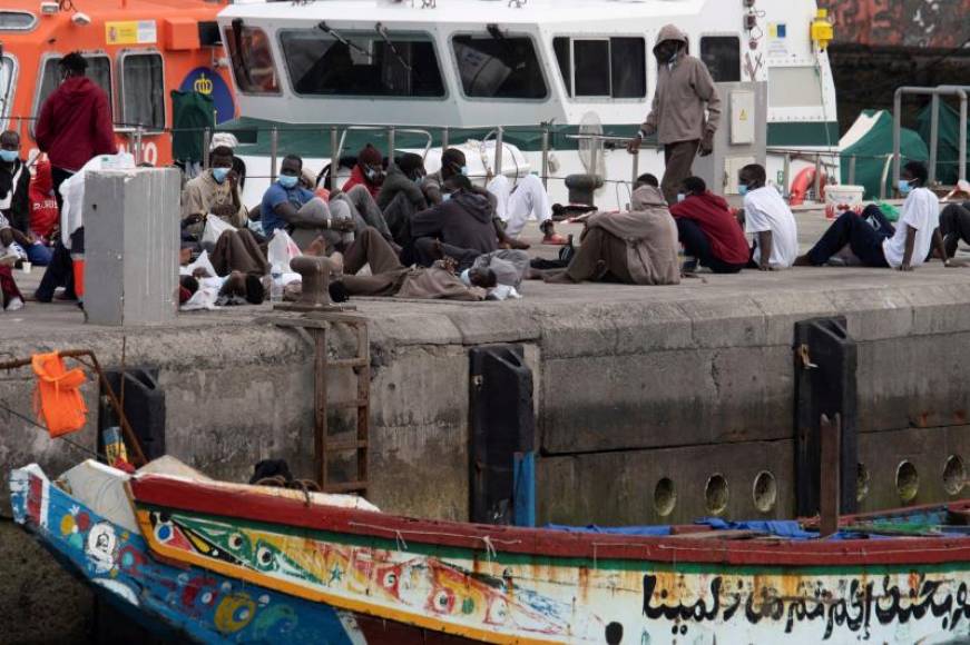 FOTOGRAFÍA. SANTA CRUZ DE TENERIFE (ESPAÑA), 04.11.2020. Un cayuco con 72 inmigrantes ilegales a bordo, en Tenerife (España). Efe