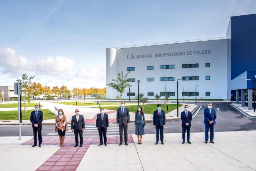 FOTOGRAFÍA. TOLEDO (ESPAÑA), 16.11.2020. El rey Felipe VI (c) y la reina Letizia (4d), el ministro de Sanidad, Salvador Illa (3d), y el presidente de Castilla-La Mancha, Emiliano García-Page (4i). Efe